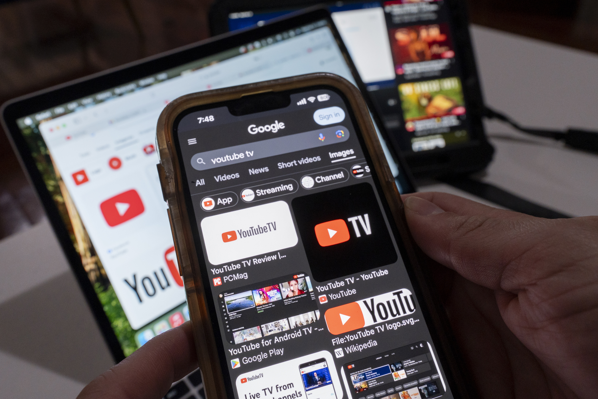 Legisladores piden a YouTube frenar el cobro extra para ver Univision y Telemundo en EEUU