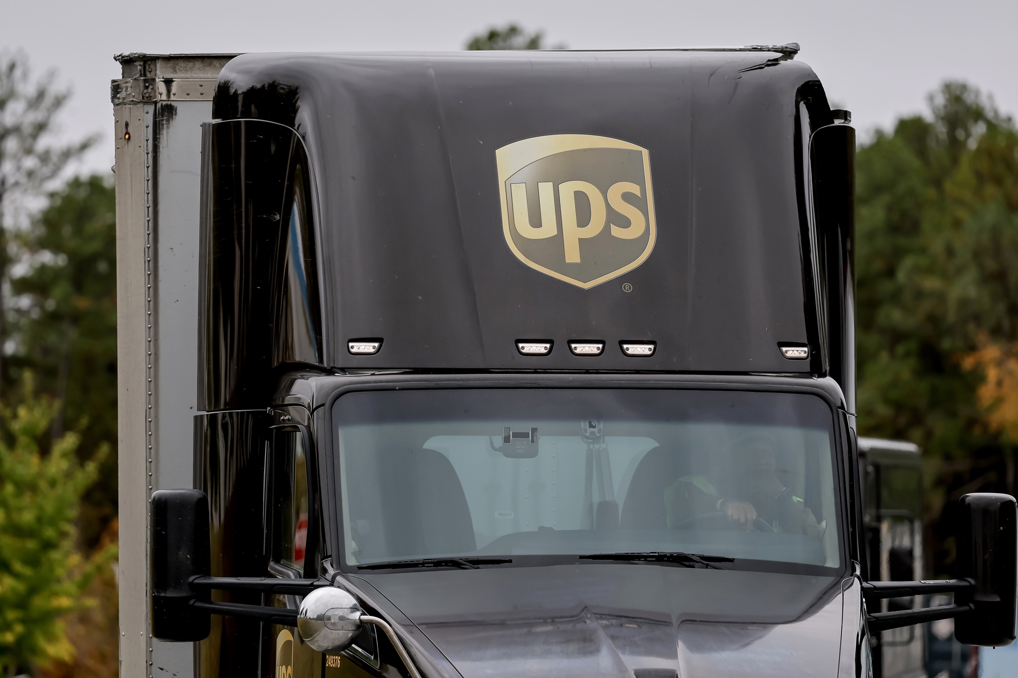 La empresa de mensajería UPS recortó 48.000 empleos este año, el doble de lo previsto