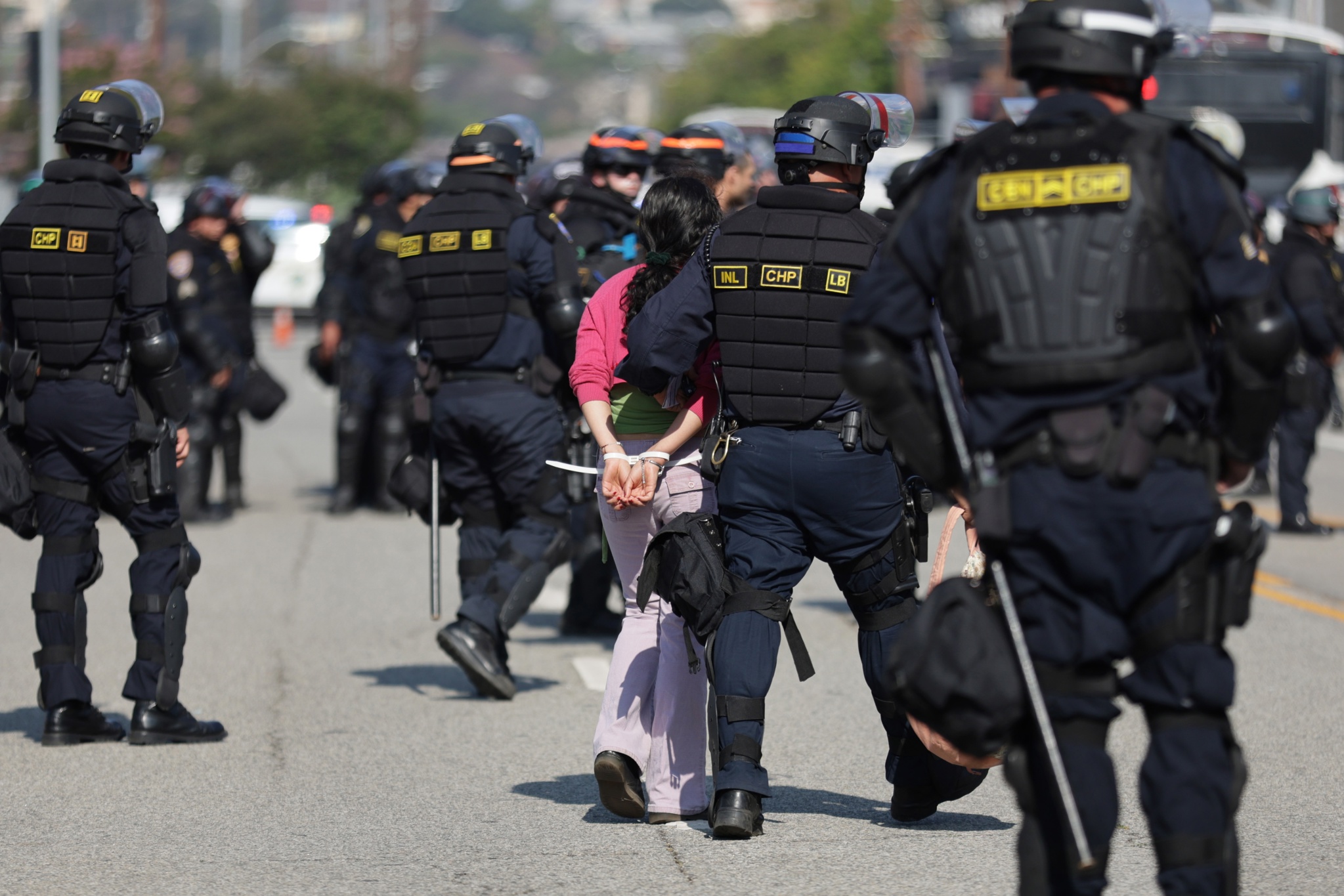 Un agente federal es herido de bala en medio de un operativo migratorio en Los Ángeles