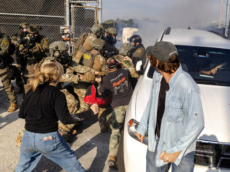 Gas Lacrimógeno y Tensión: Operativo de ICE Desata Indignación en Albany Park, Chicago