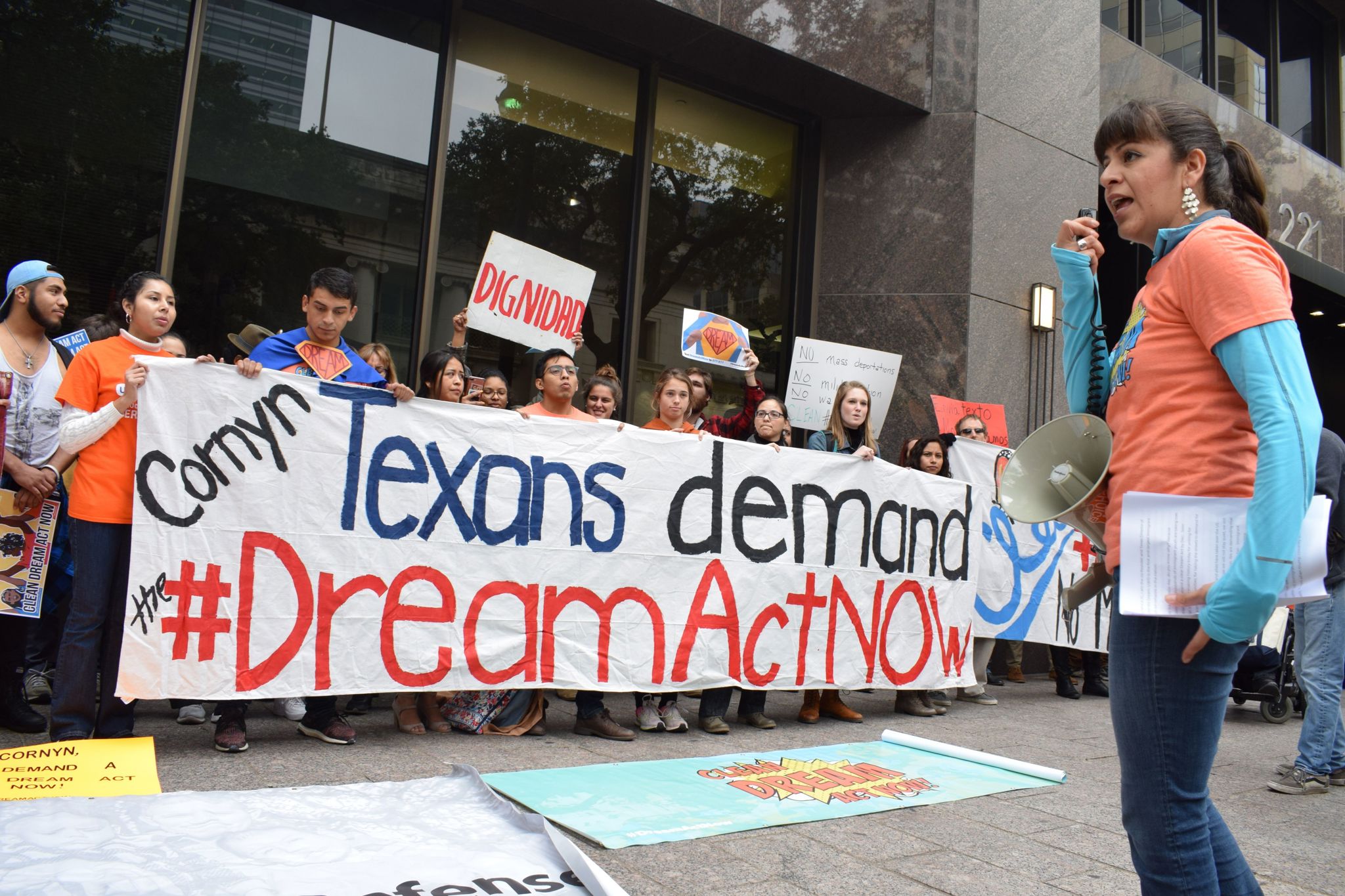 Lanzan campaña de recaudación para fondo de ayuda legal a inmigrantes detenidos en EEUU