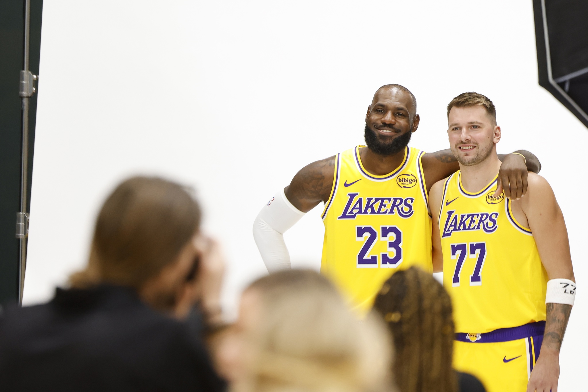 Nuevos dueños y un mismo sueño: los Lakers, a la caza del anillo cueste lo que cueste