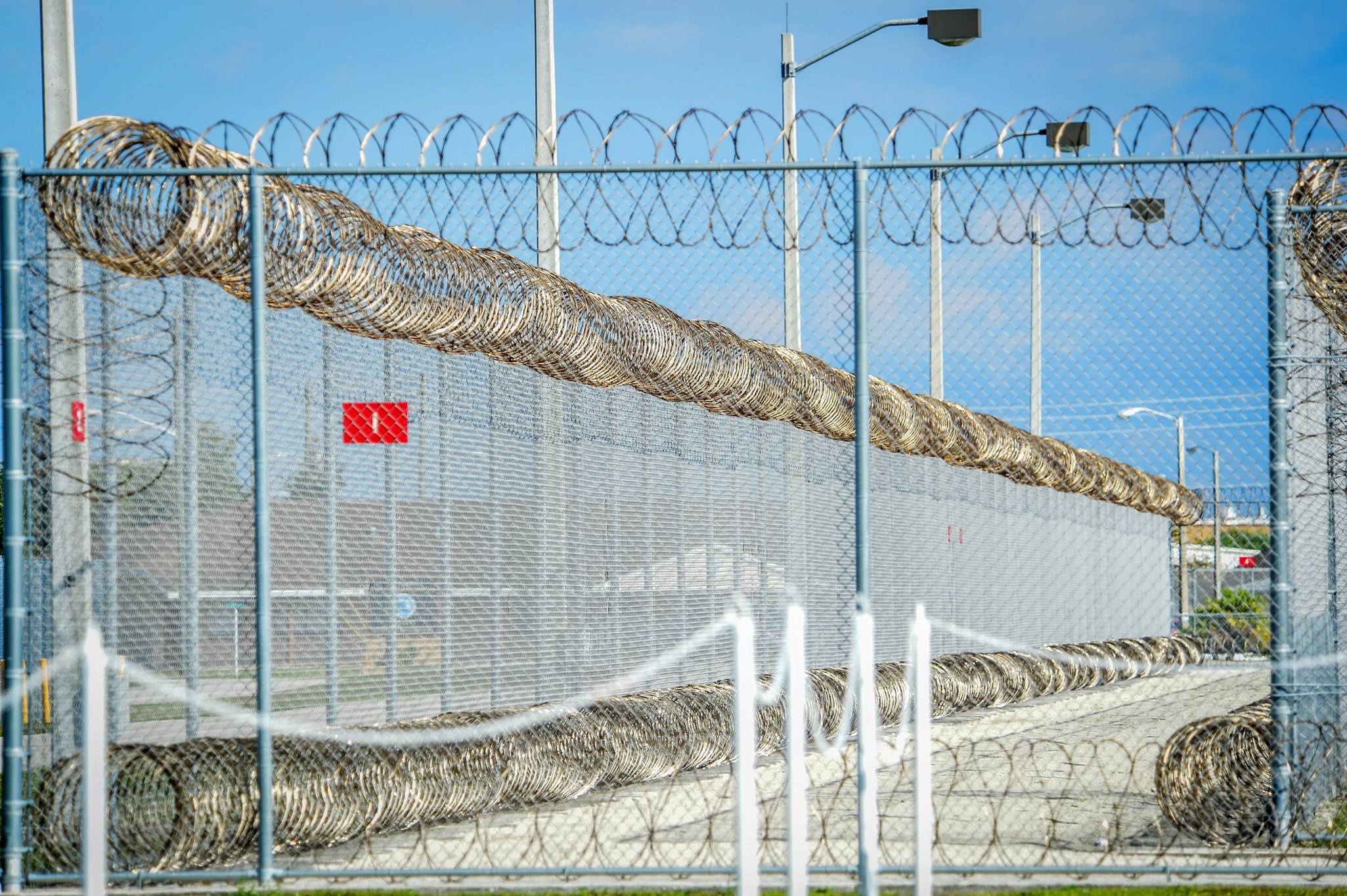 EEUU destina 10.000 millones de dólares a la Marina para centros migratorios, según CNN