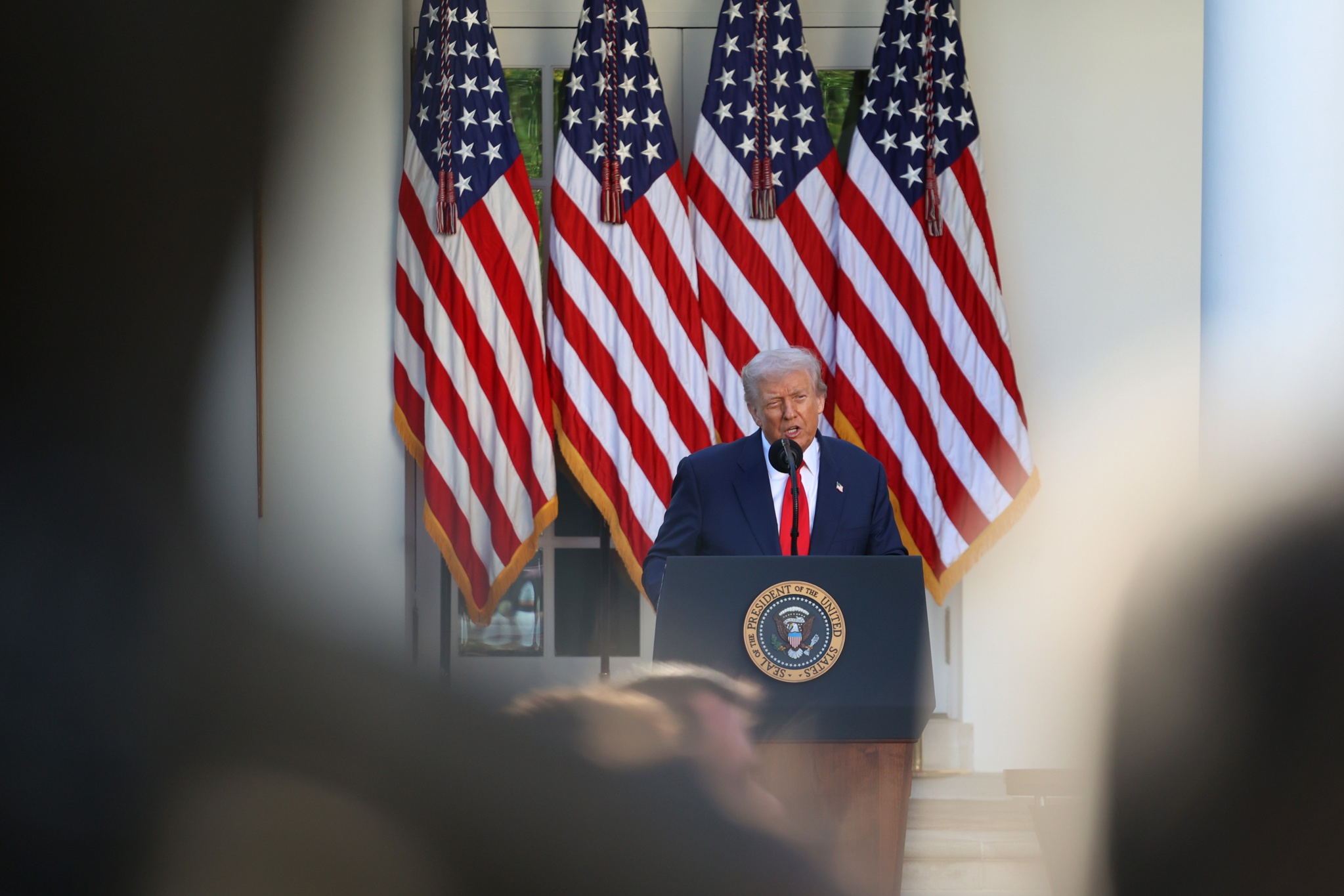 Jueza de EEUU bloquea despidos de Trump por cierre de Gobierno