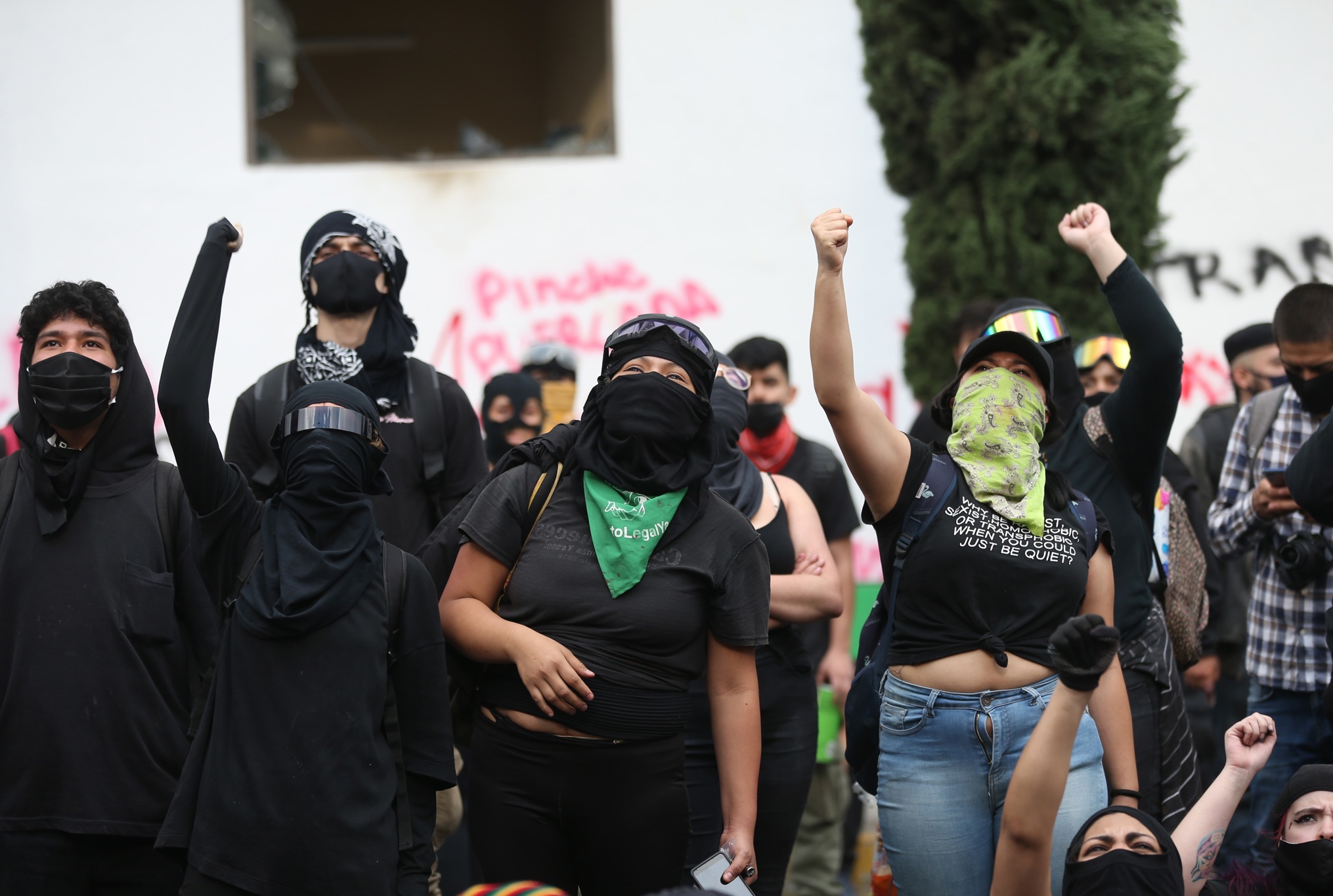 Un grupo de jóvenes encapuchados se toman una escuela de la UNAM en Ciudad de México