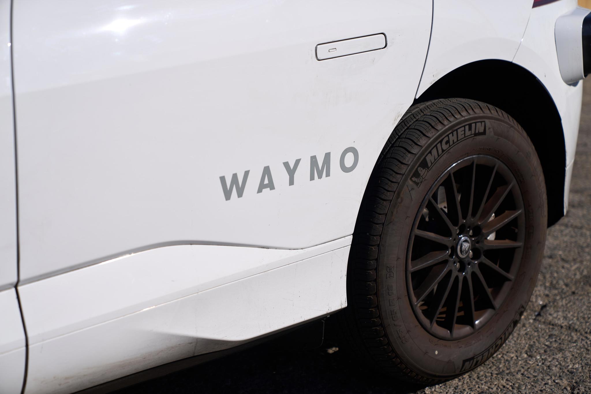 EE.UU. investiga porqué un vehículo autónomo de Waymo no respetó una señal de parada