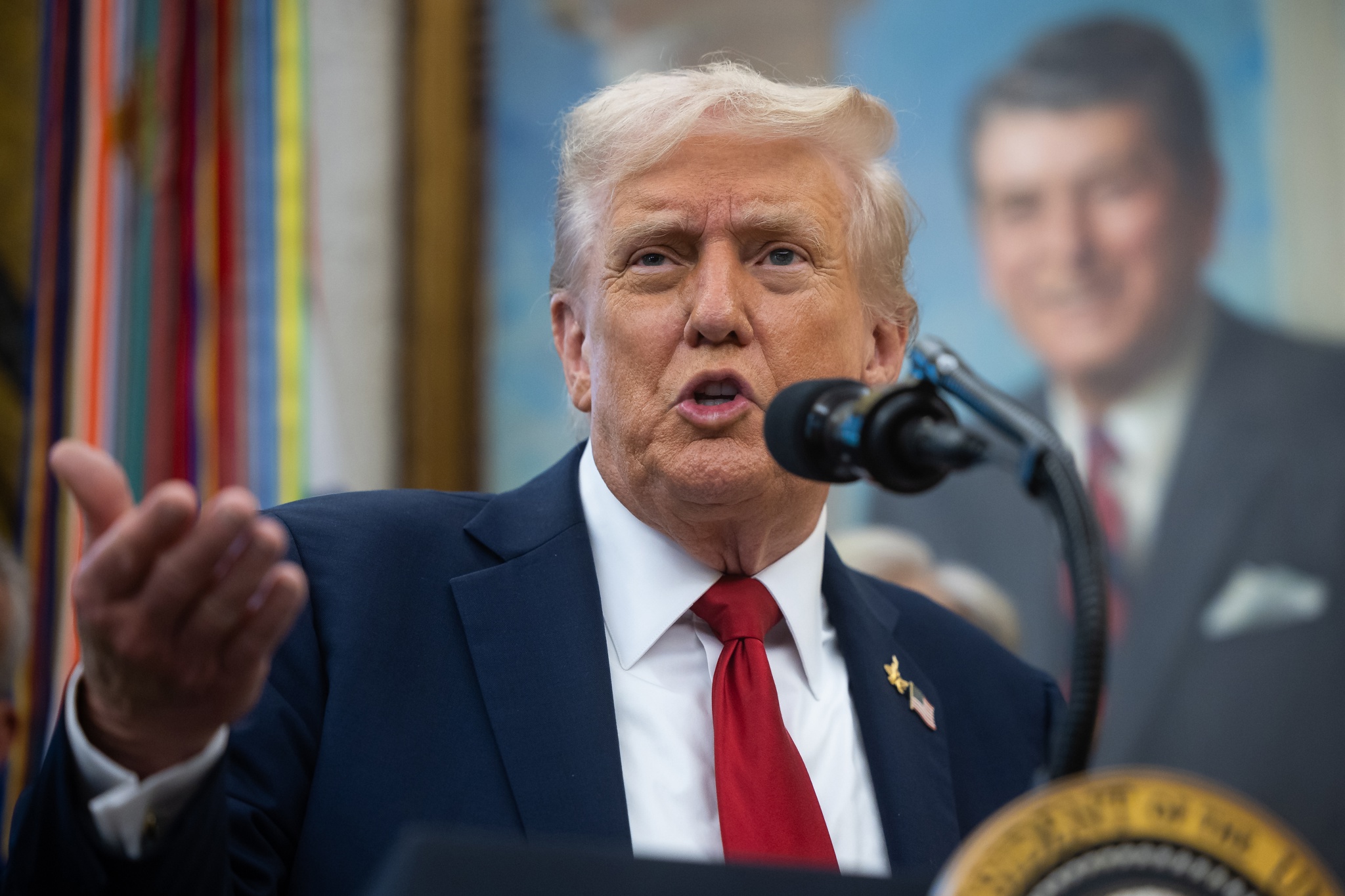 Grupos hispanos repudian video de Trump que caricaturiza a líder demócrata como mexicano