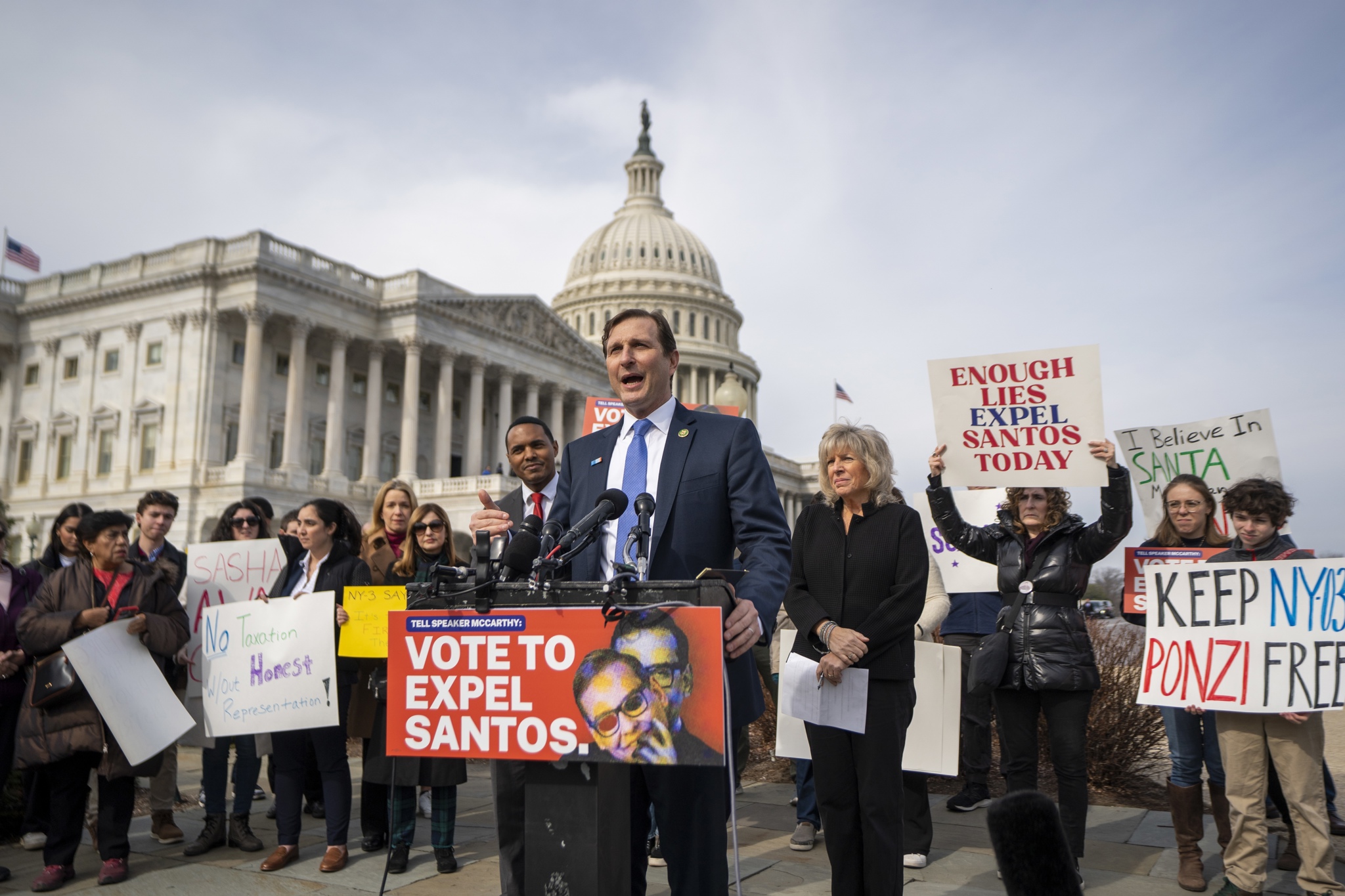 Cuatro ciudadanos de EEUU detenidos en redada migratoria en Nueva York, según congresista