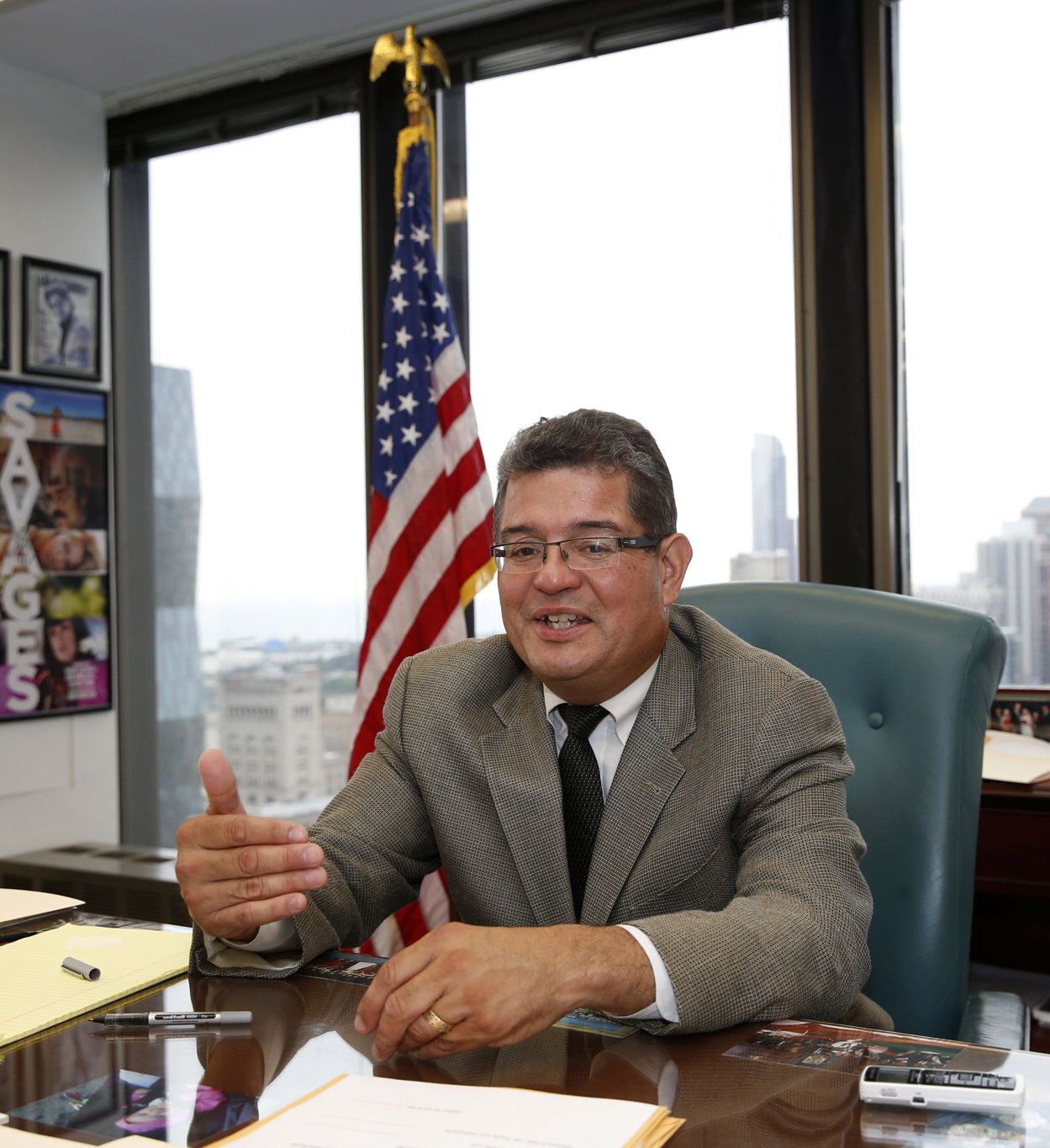 Exjuez latino de Chicago presidirá comisión para vigilar “excesos” de agentes migratorios