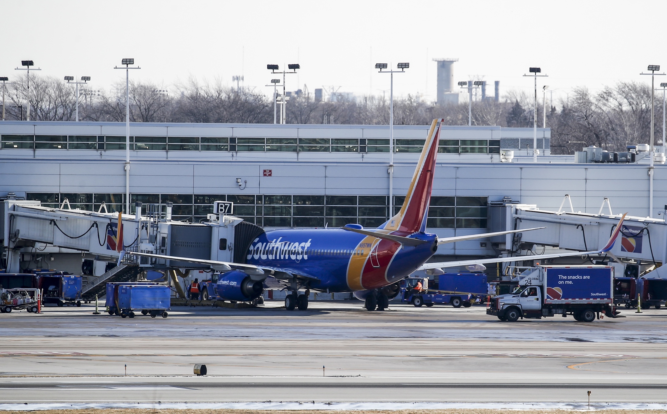 Falta de personal provoca retrasos en vuelos en aeropuertos de Nashville y Chicago