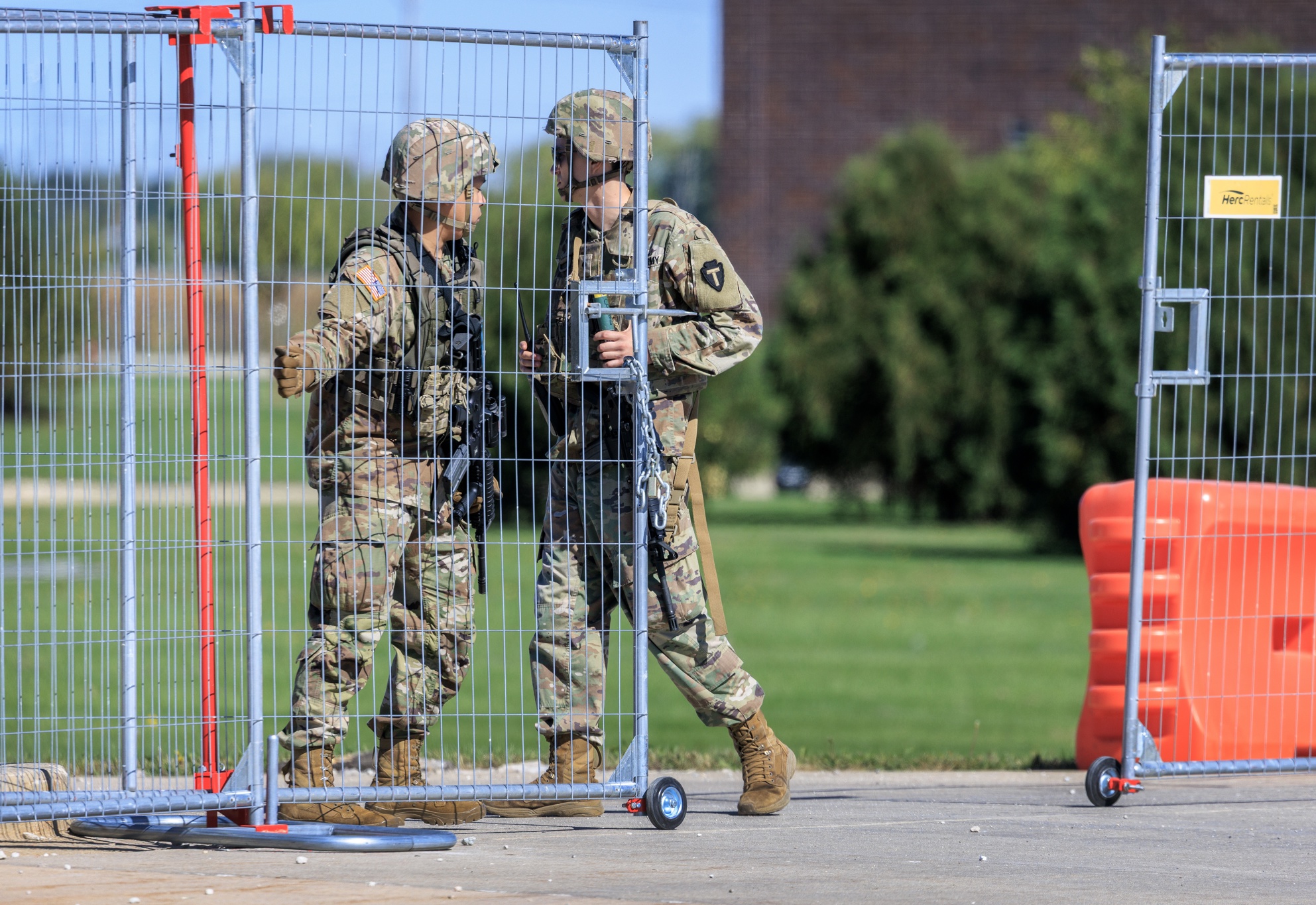 Soldados de Guardia Nacional de Texas se movilizan en centro de detención ICE en Chicago