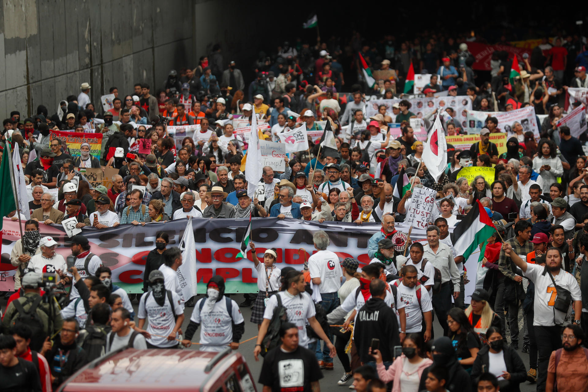 El apoyo a Gaza se suma a marcha de miles de personas en recuerdo a matanza de Tlatelolco