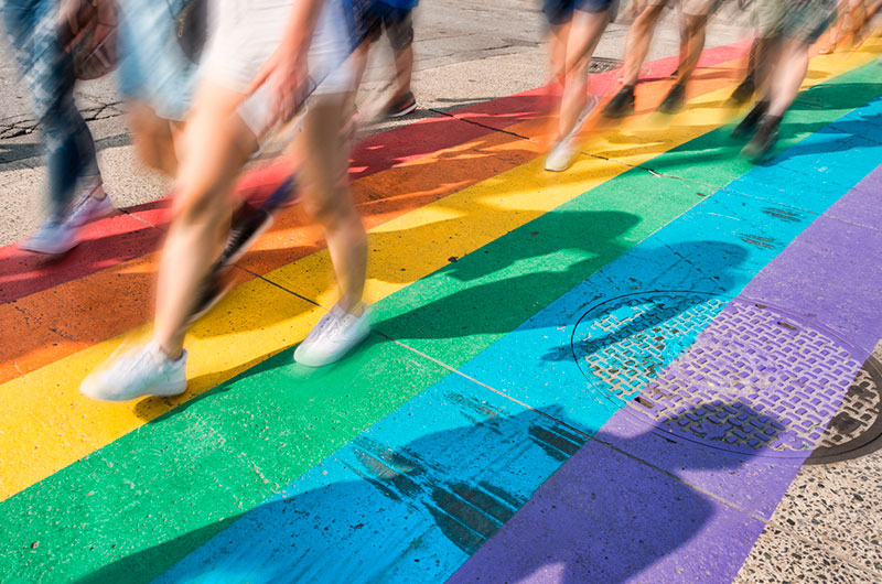 Texas retirará fondos a las ciudades con pasos peatonales pintados con la bandera LGTBI