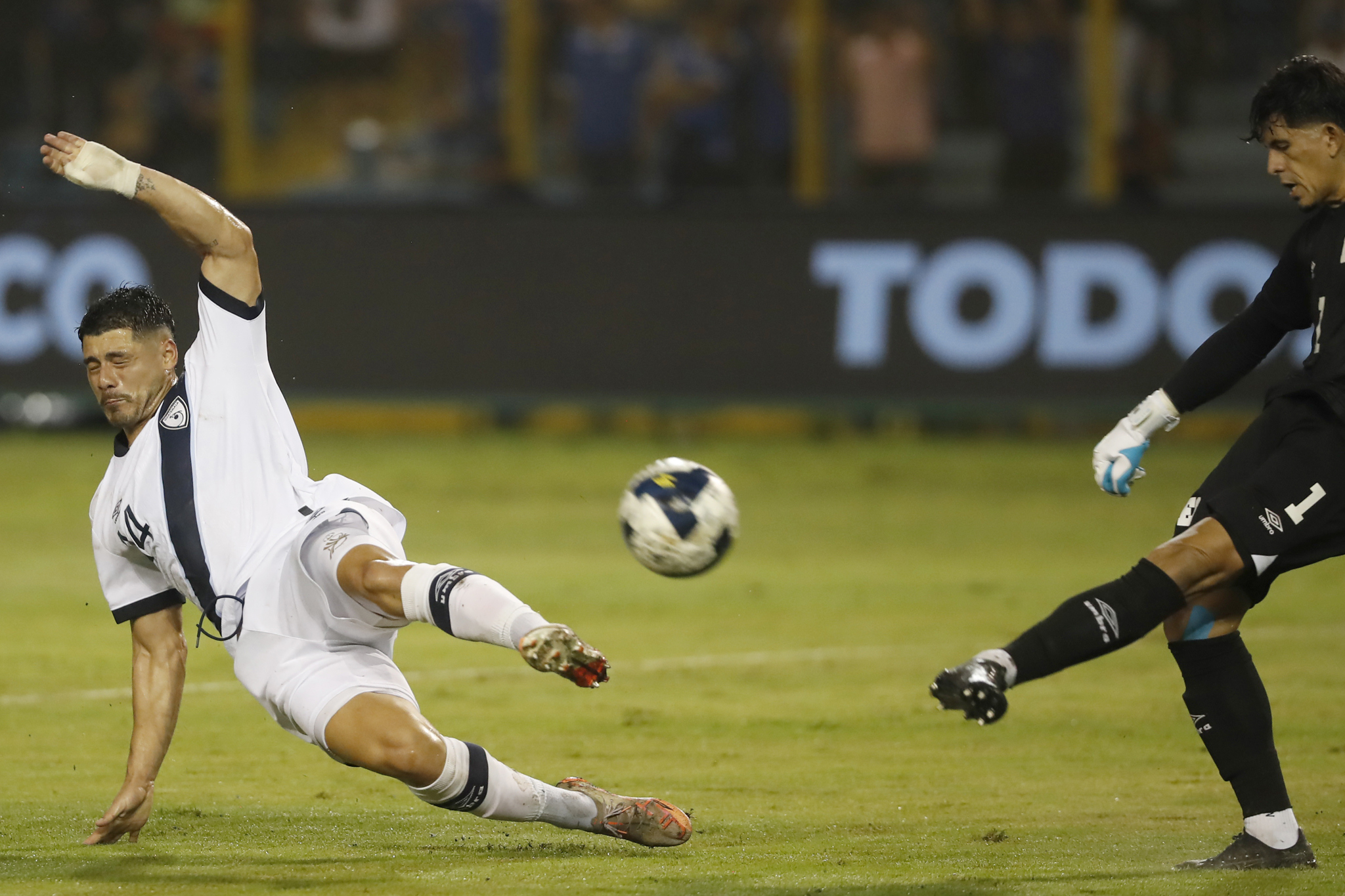 0-1. Guatemala hunde a El Salvador y recupera la esperanza