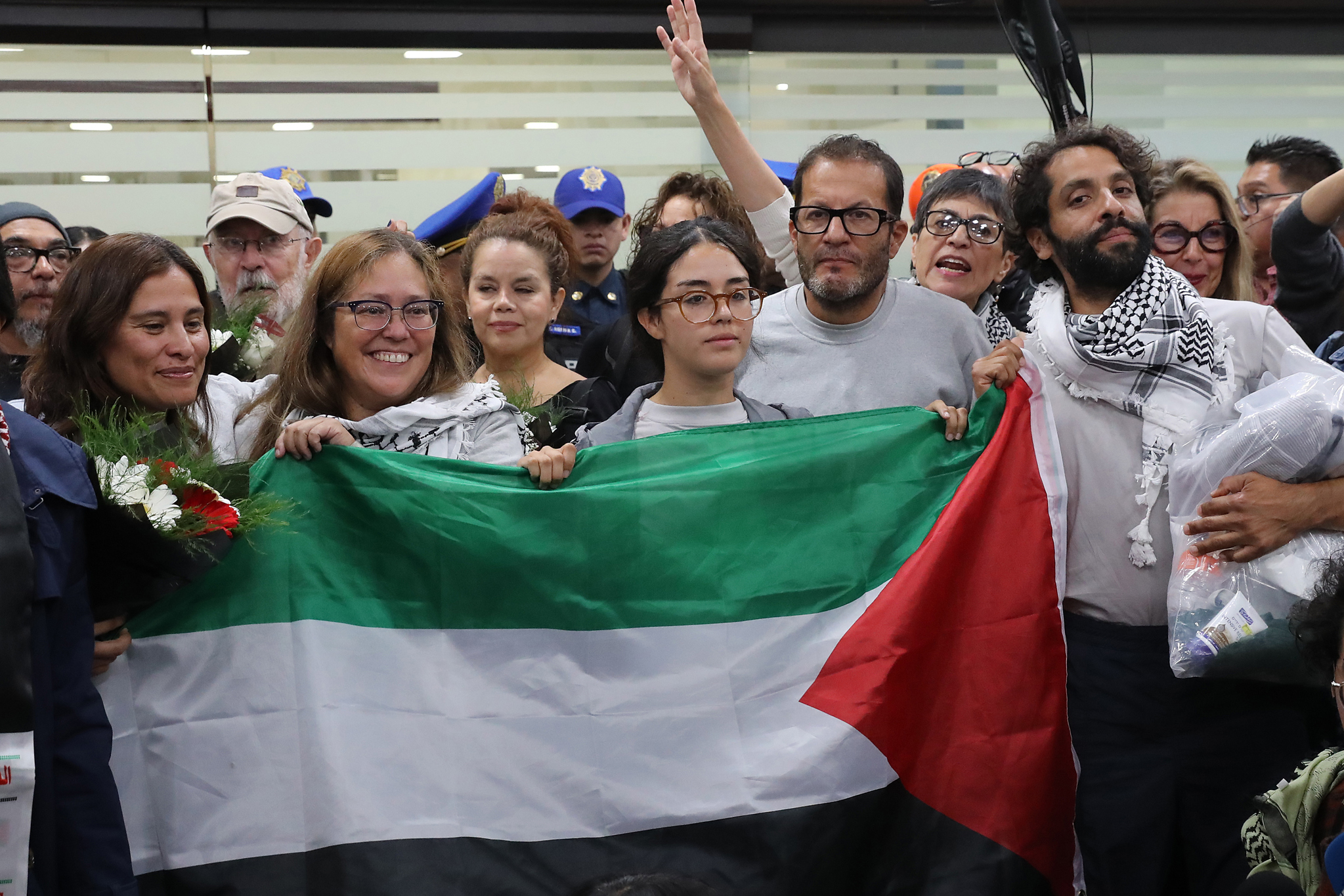 Los seis mexicanos de la flotilla detenidos por Israel aterrizan en Ciudad de México