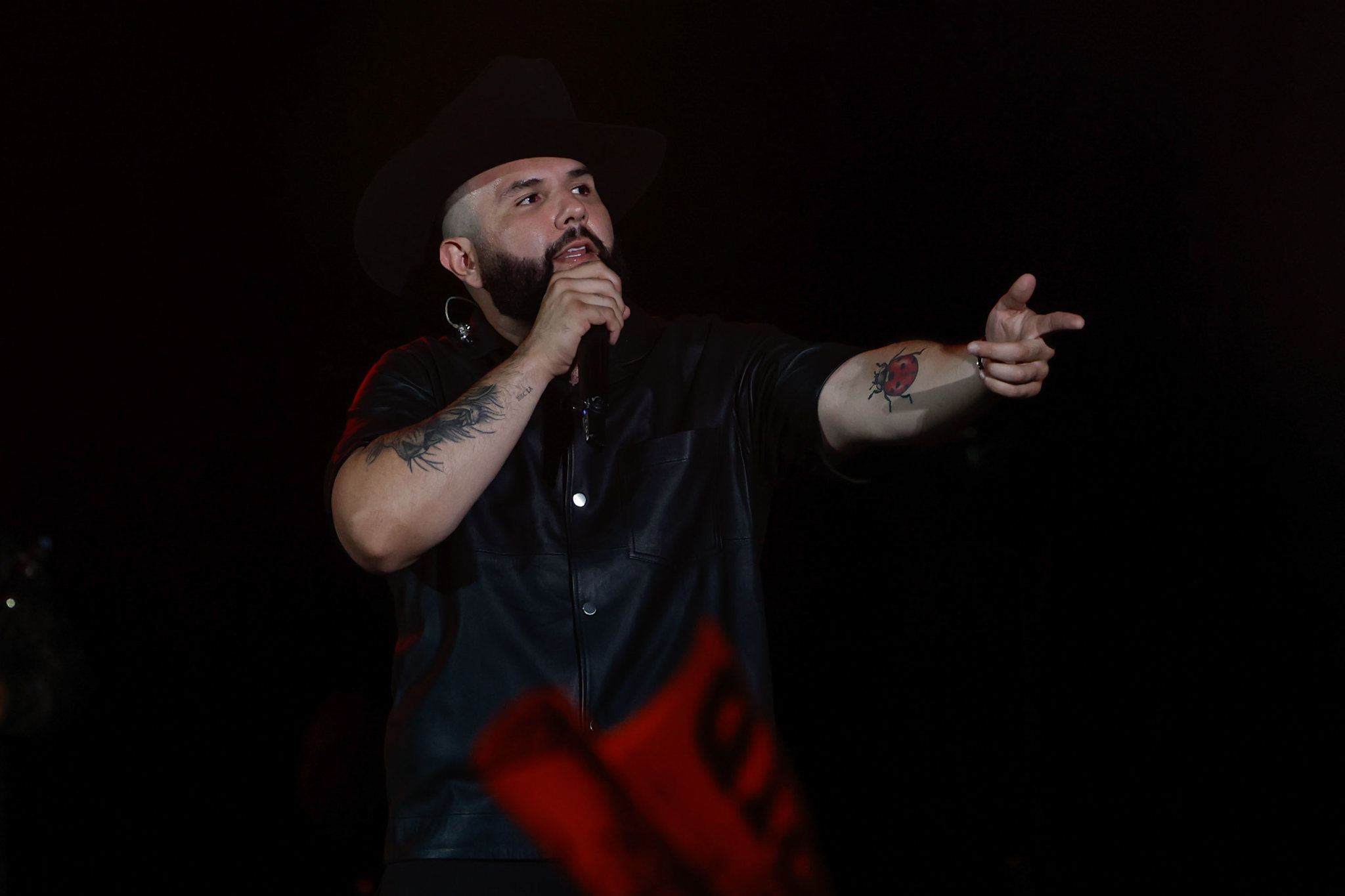 Carín León une su voz con Bon Jovi en versión bilingüe de “We Made It Look Easy”