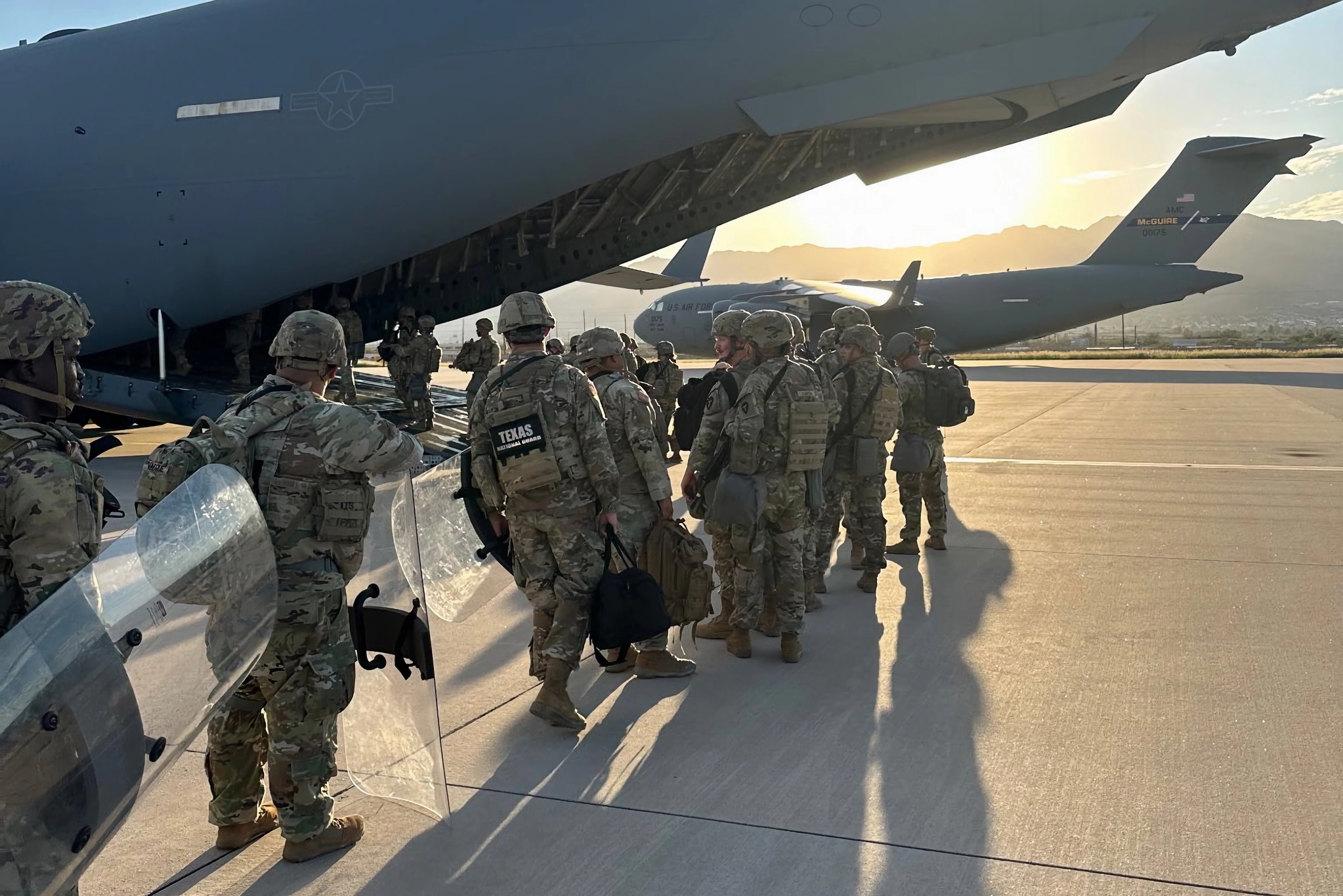 Texas envía a Chicago un “grupo élite” con trayectoria en la frontera con México