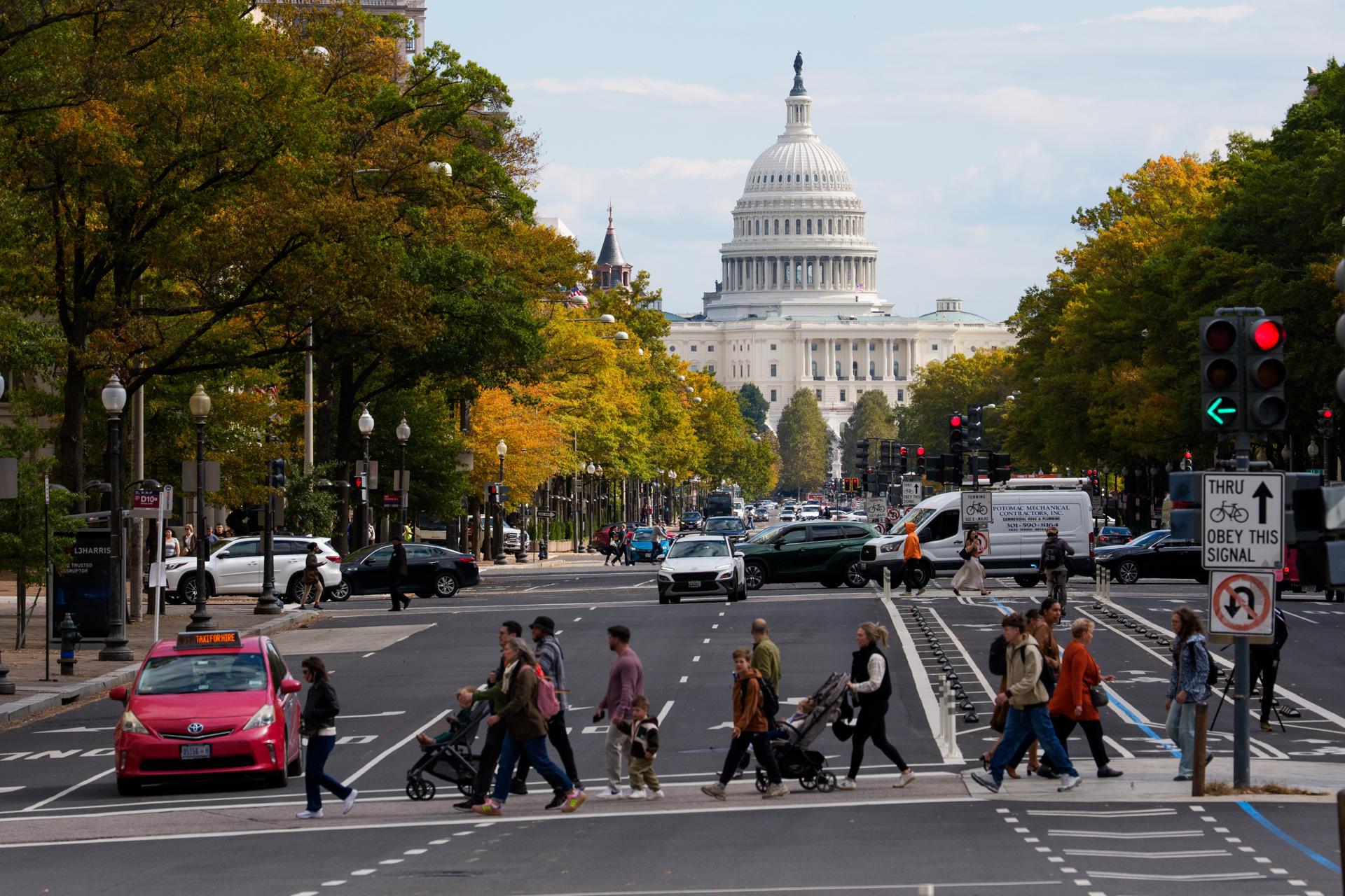 Funcionarios dejan de percibir su primera nómina desde inicio del cierre federal en EEUU