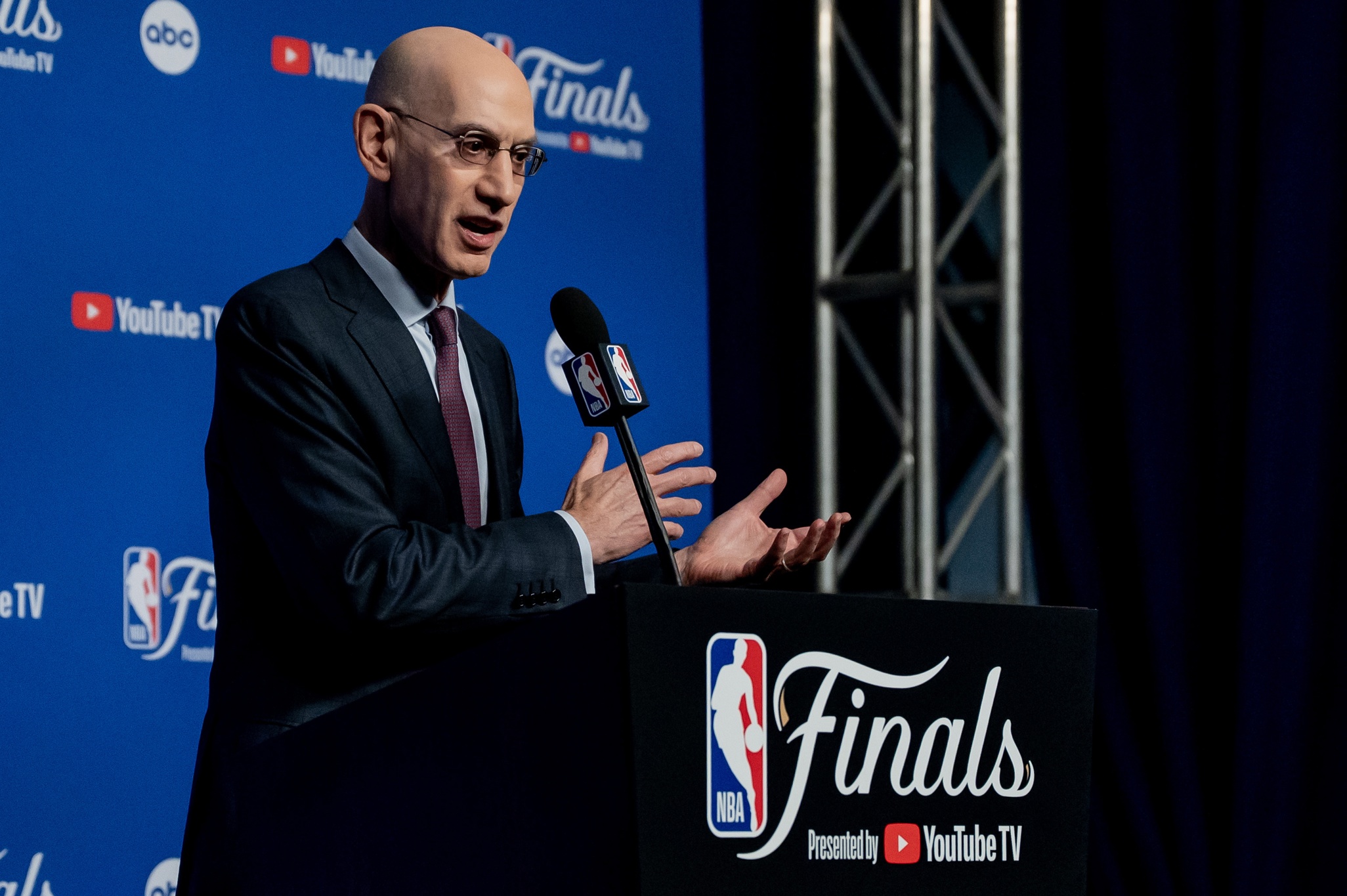 El comisionado de la NBA dice que el arresto de dos figuras de la liga es inquietante