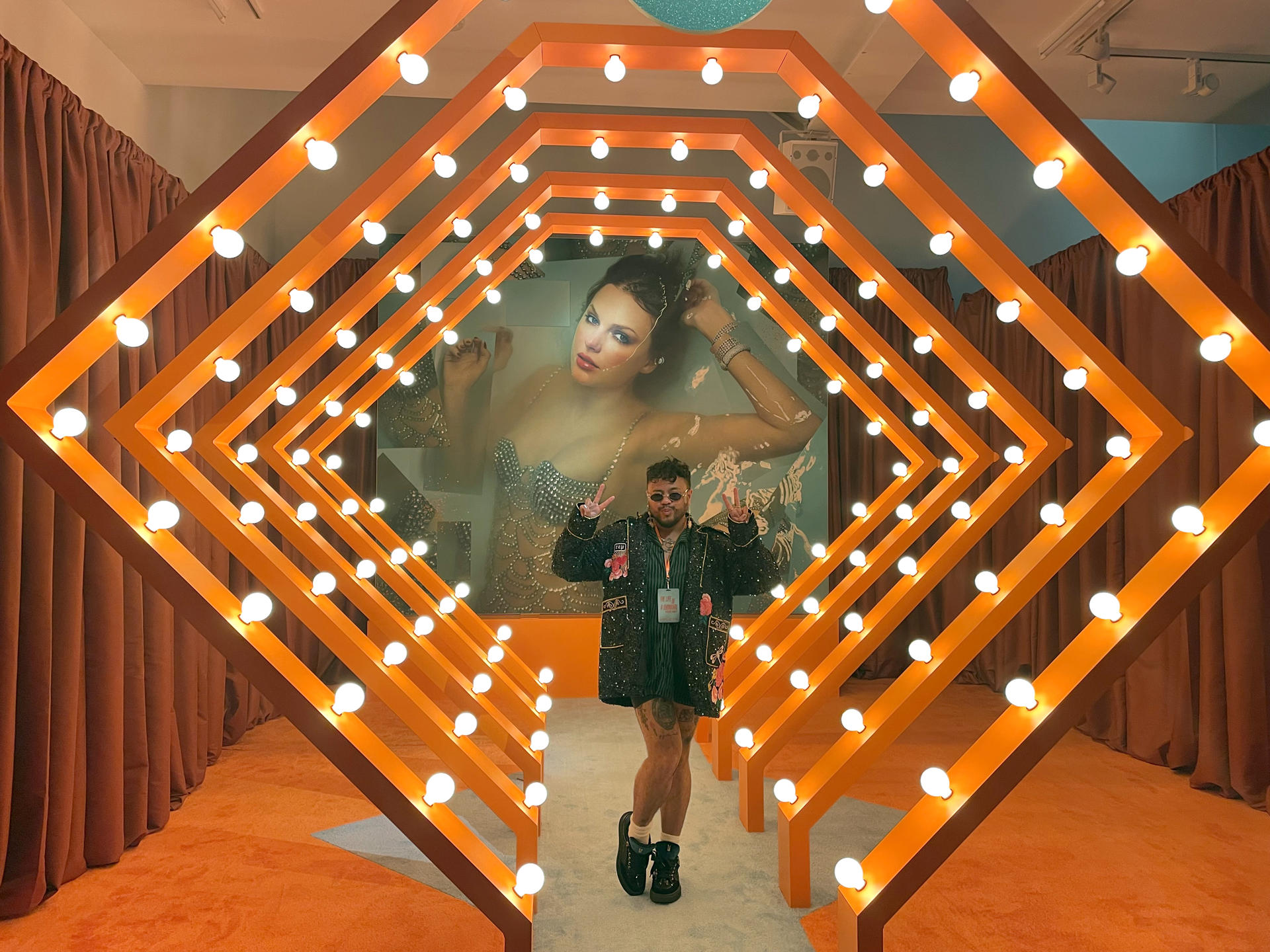 Los ‘swifties’ indagan en el universo del nuevo álbum de Taylor Swift en Nueva York