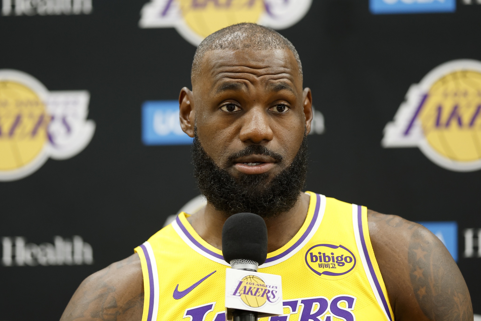 LeBron James recibe duras críticas por usar un truco publicitario para anunciar alcohol