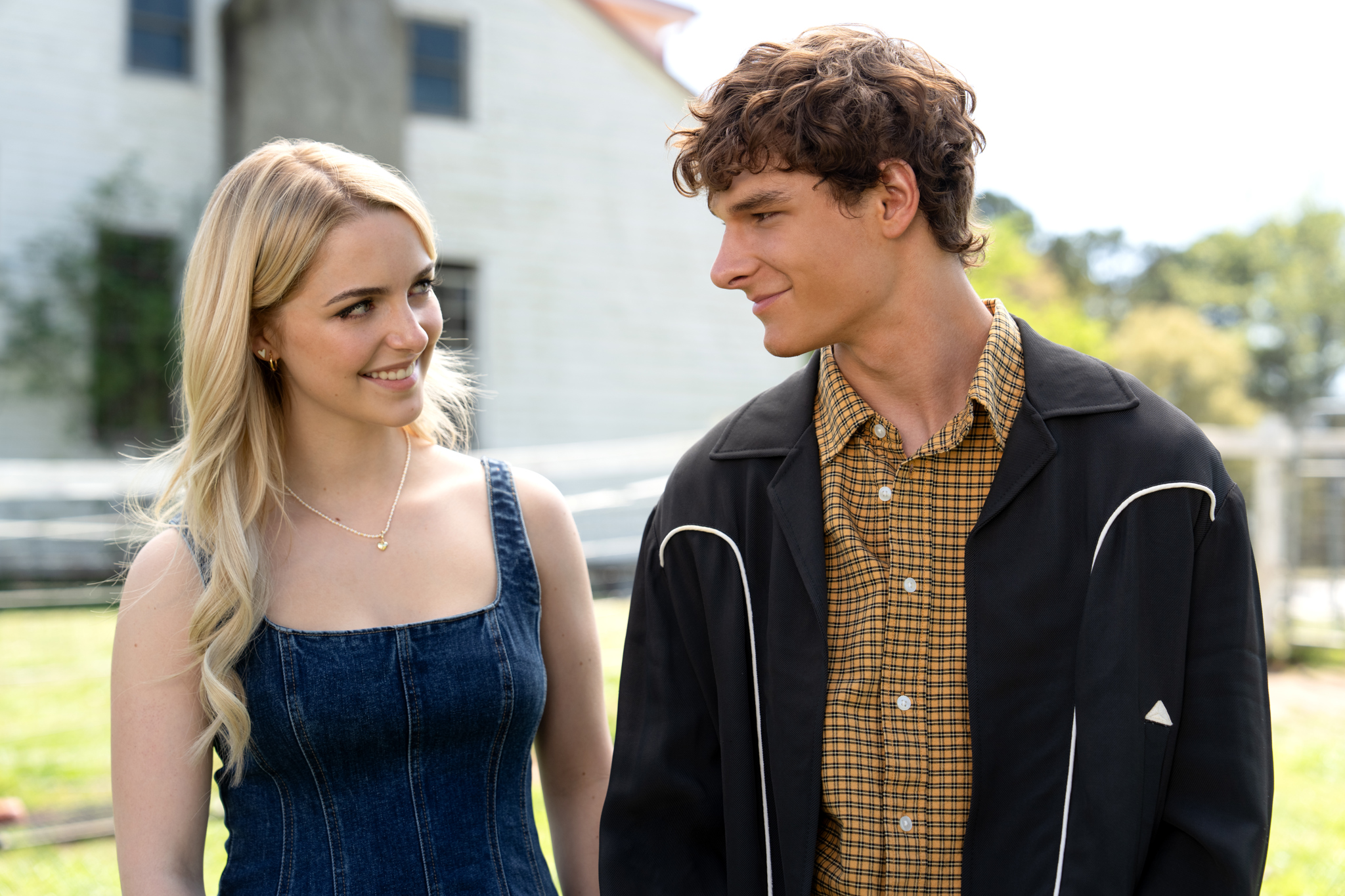 Mckenna Grace protagoniza su primer romance en 'Regretting You'