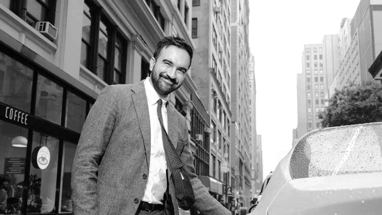 Mamdani lidera encuesta para la alcaldía de Nueva York, con indecisión entre mayores de 50