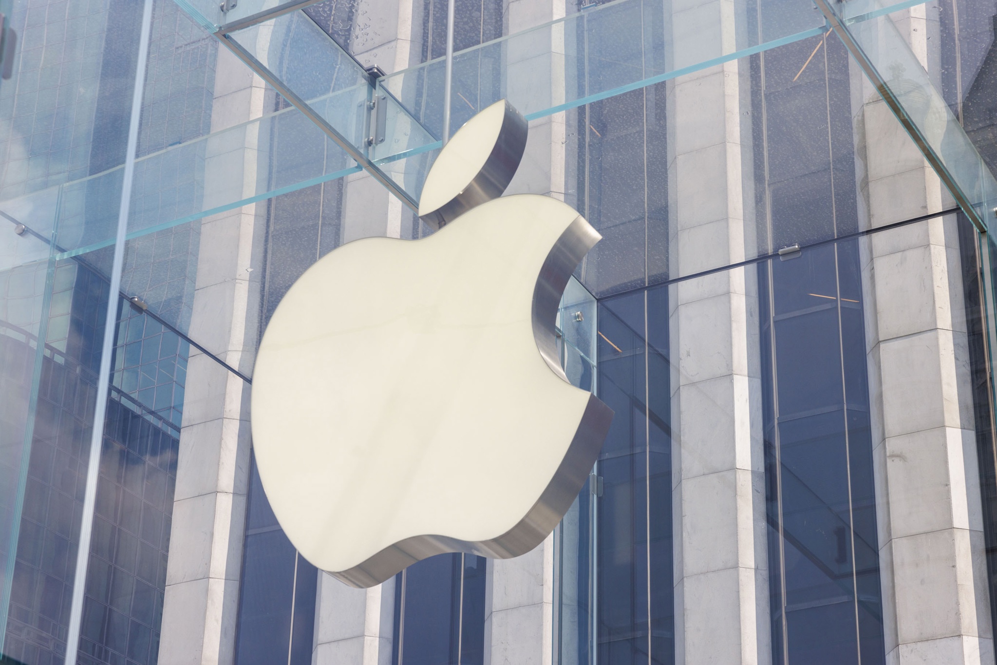 Apple supera cuatro billones de capitalización en bolsa, la tercera empresa en lograrlo