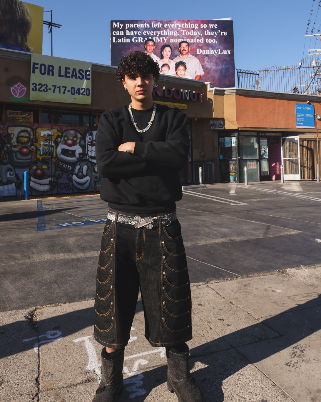 DannyLux lanza cartel en Los Ángeles con mensaje sobre inmigración y el sueño americano