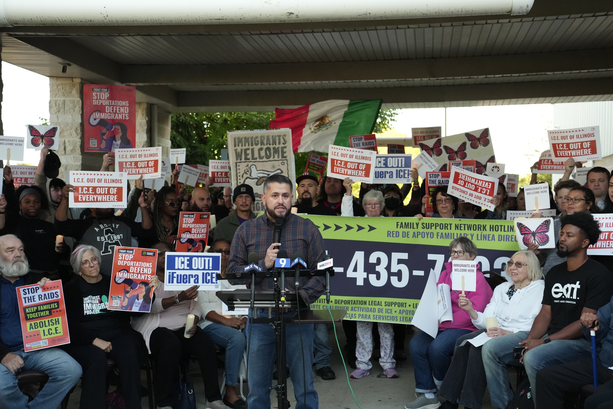 Las tácticas de ICE que atemorizan los suburbios de Chicago: helicópteros y botes de humo