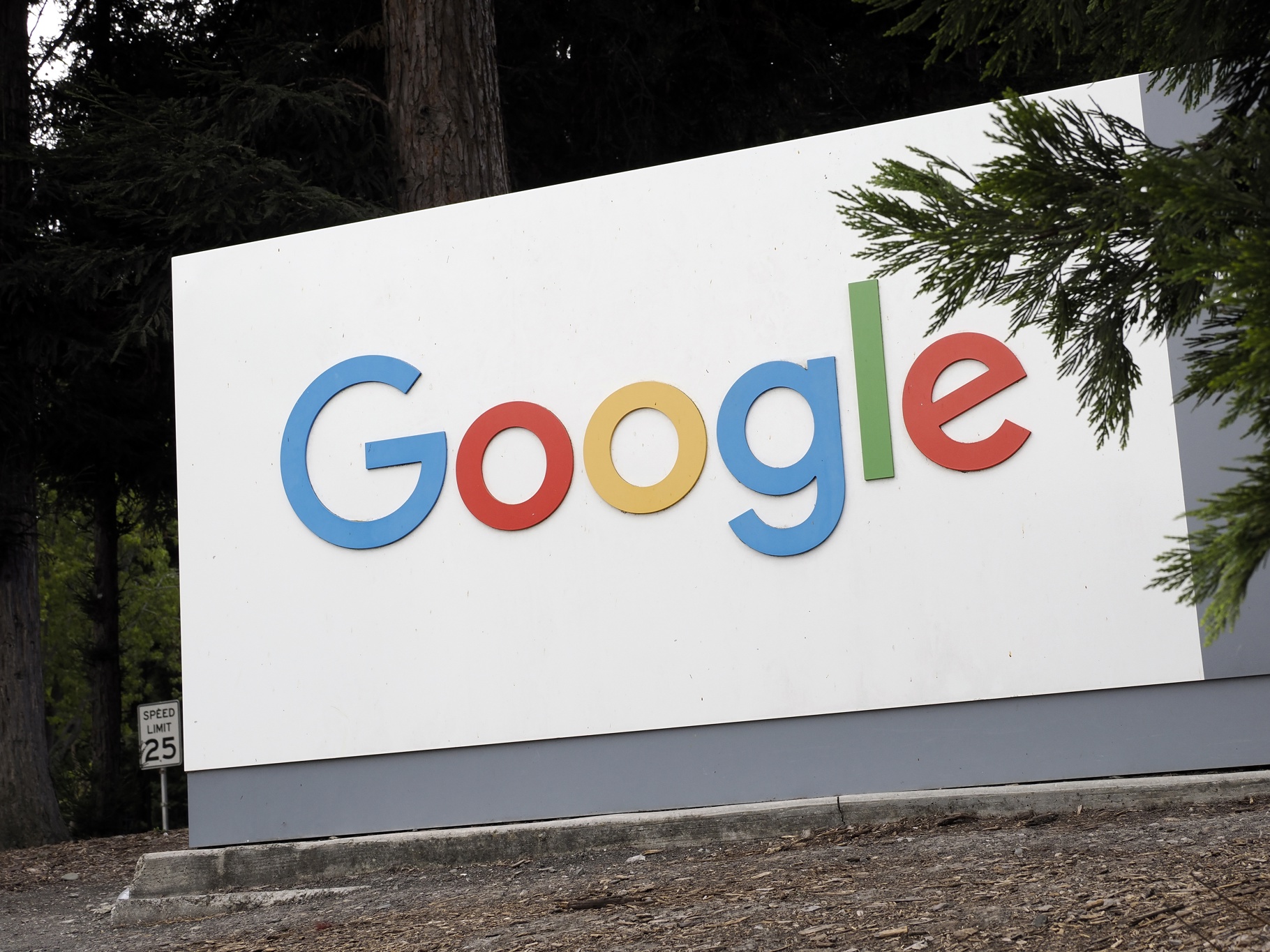 Google demanda en EE. UU. a estafadores que emulan a USPS o E-Z Pass y usan su marca