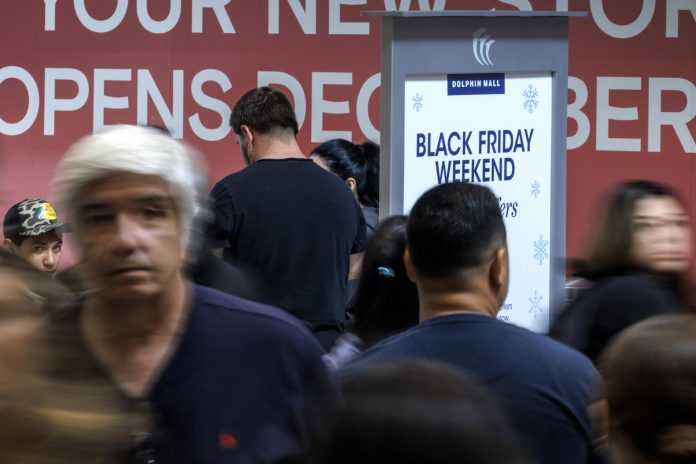 Los consumidores de EEUU gastan 11.800 millones en compras en línea durante Black Friday