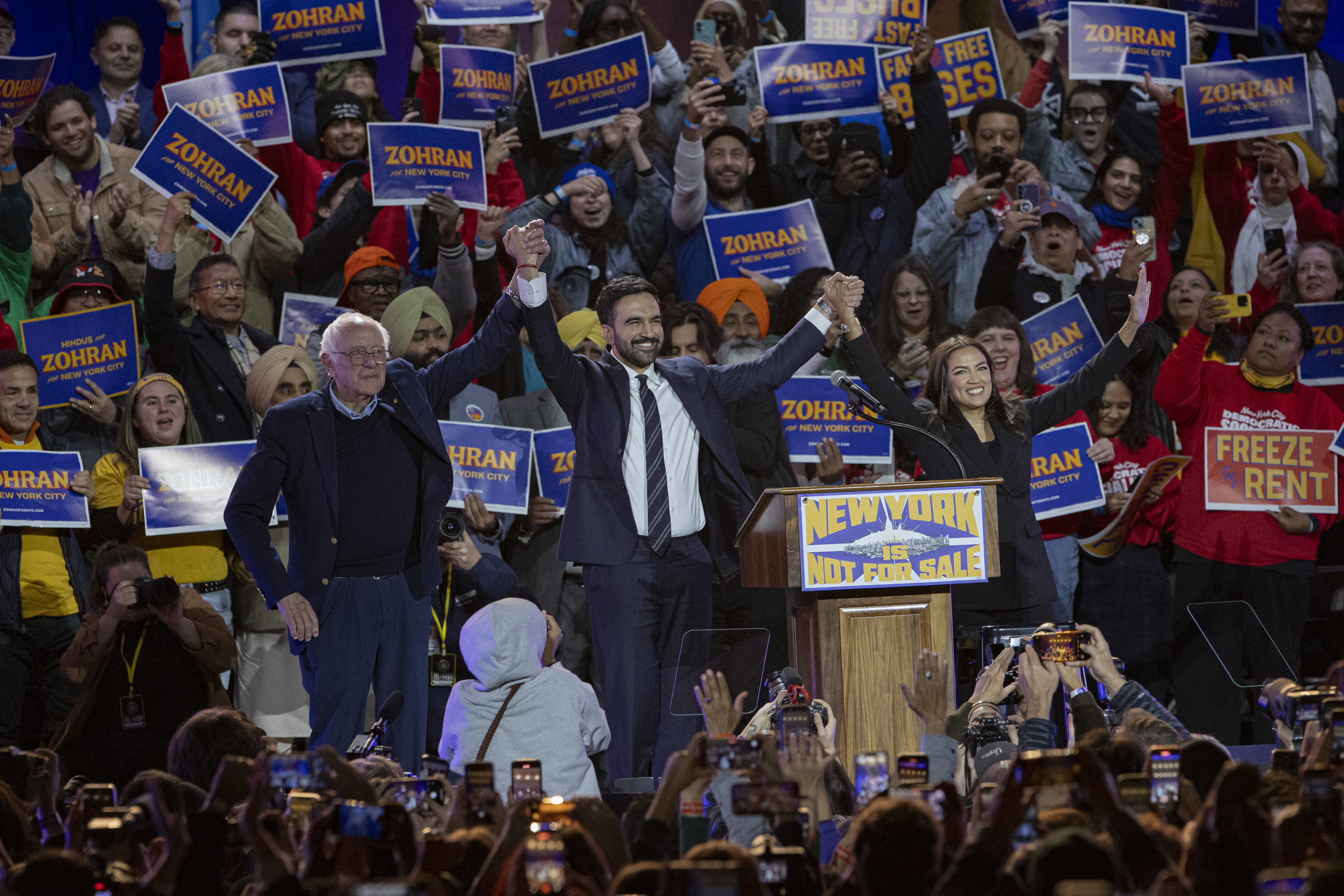 Mamdani ultima su campaña electoral y cruza el puente de Brooklyn seguido de sus votantes