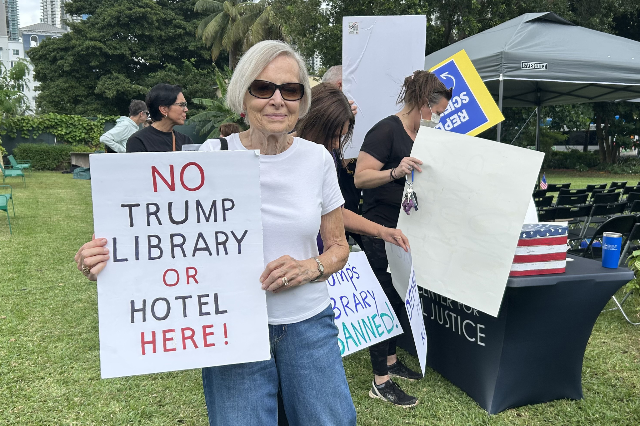 Protestan en Miami contra la futura biblioteca de Trump durante su visita a la ciudad