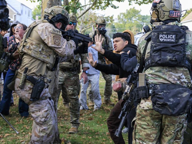 Juez ordena liberar a cientos de arrestados durante redadas migratorias en Chicago