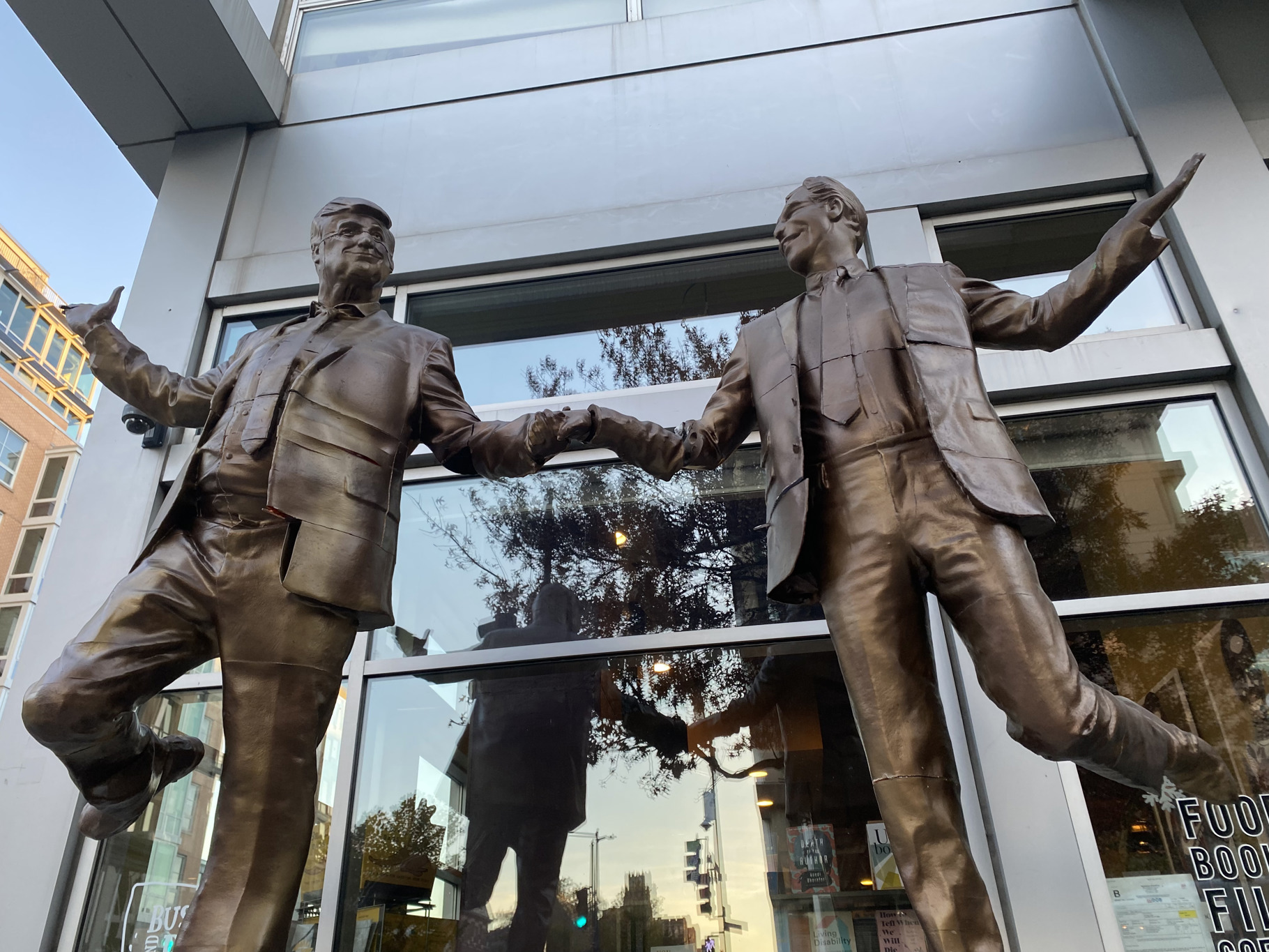 Reaparece estatua de Trump y Epstein en plena polémica por correos publicados