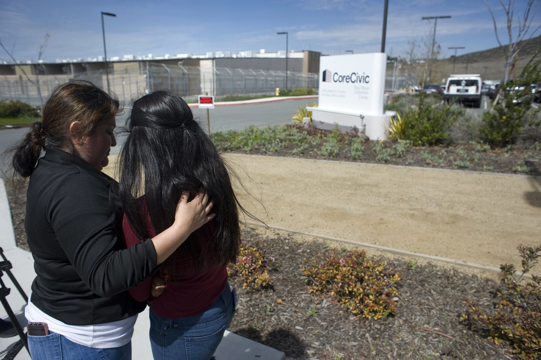 Detenidos denuncian condiciones inhumanas en la mayor cárcel de migración en Califonia