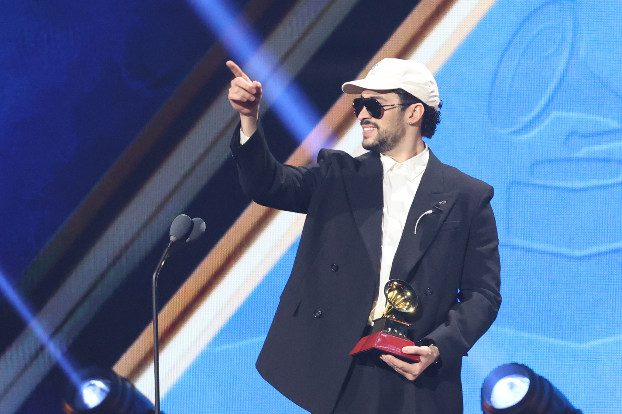 Bad Bunny dedica su Latin Grammy a Puerto Rico: “Nunca olviden de donde vienen”