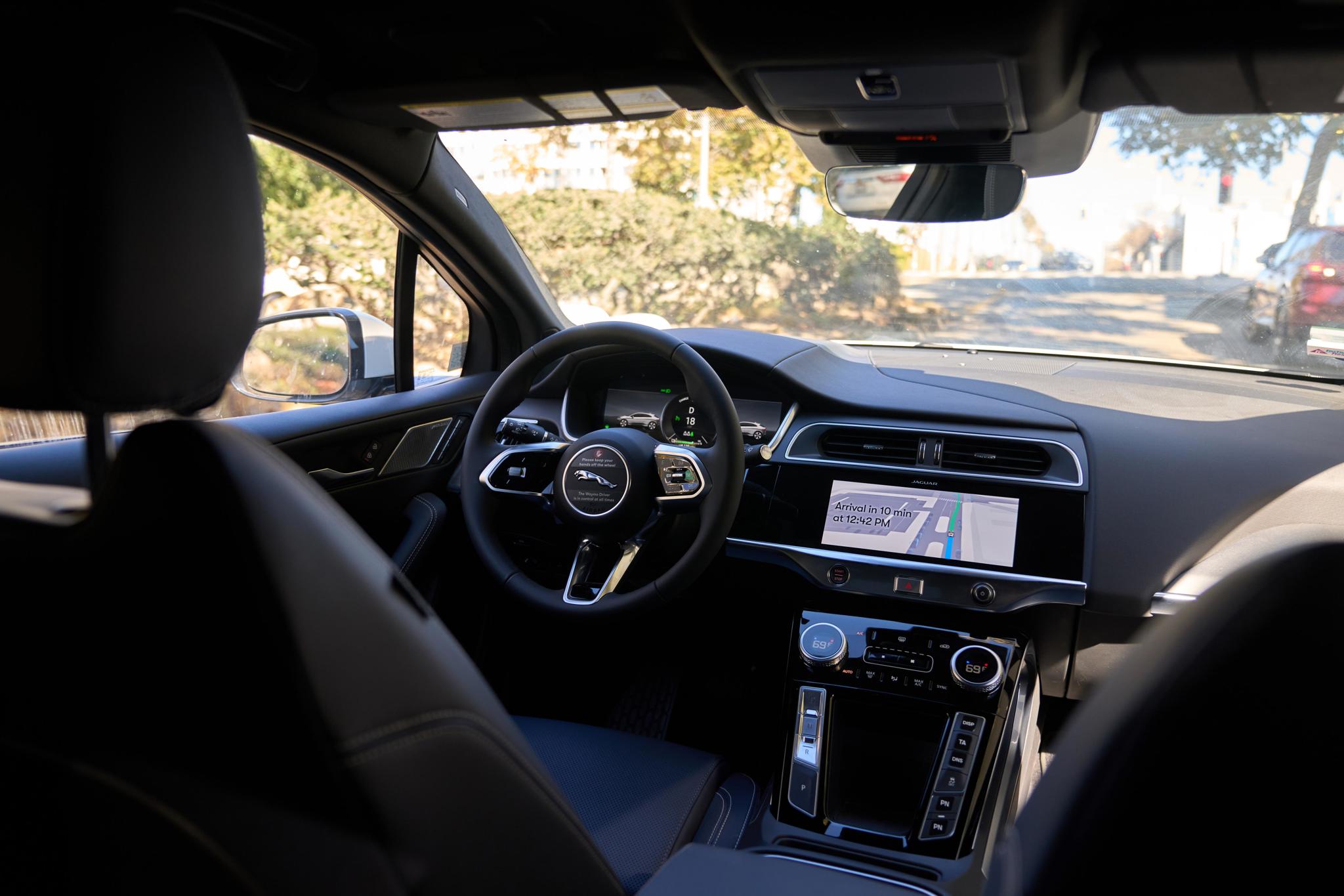 Waymo empieza a transportar pasajeros en autopistas utilizando sus vehículos autónomos