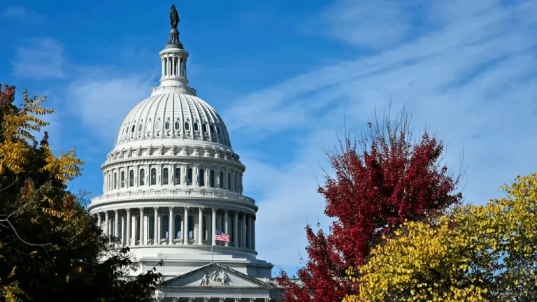 Por aire y por tierra, congresistas vuelven a Washington para votar reapertura de Gobierno