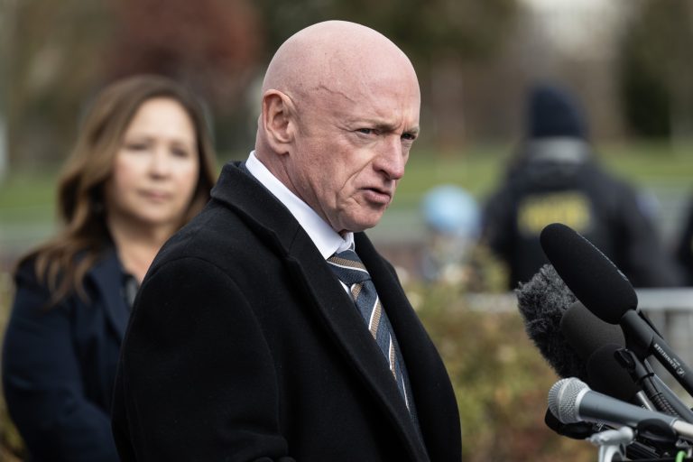 Demócrata que participó en vídeo para militares acusa a Trump de lanzar campaña de acoso