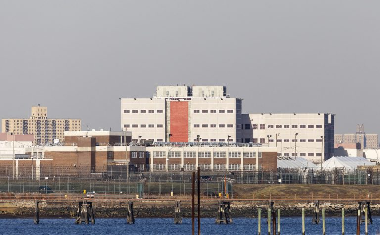Un expreso de Rikers (Nueva York) demanda a agentes de prisiones por agredirle sexualmente