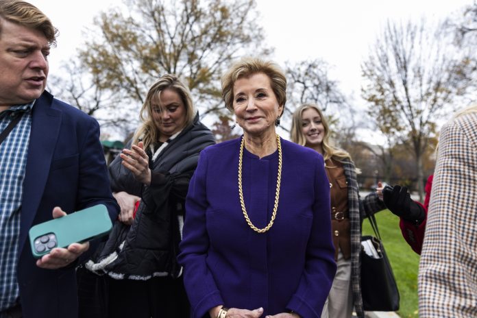 EE.UU. embargará en 2026 el salario de los deudores de préstamos estudiantiles en mora