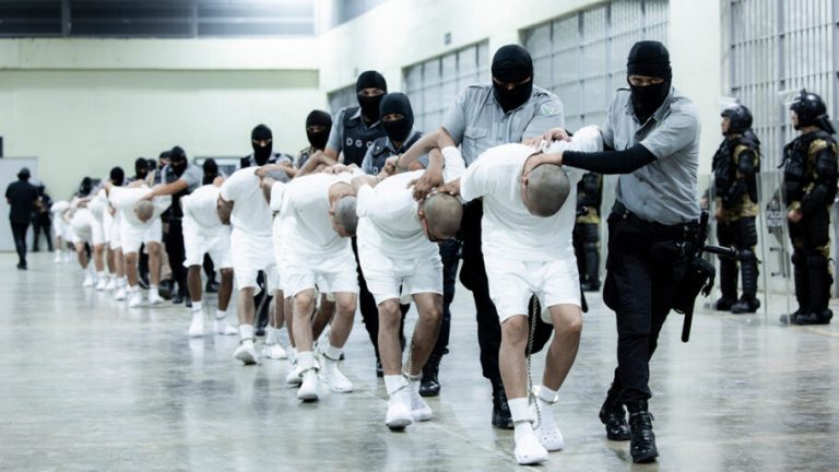 Juez ordena a Trump otorgar audiencia a venezolanos deportados a El Salvador