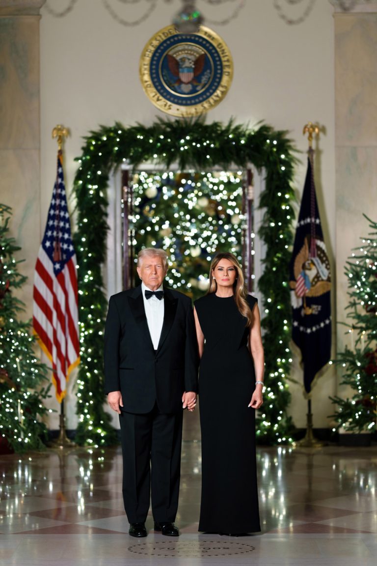 Serios, vestidos de negro y entre luces navideñas: la postal de Navidad de los Trump