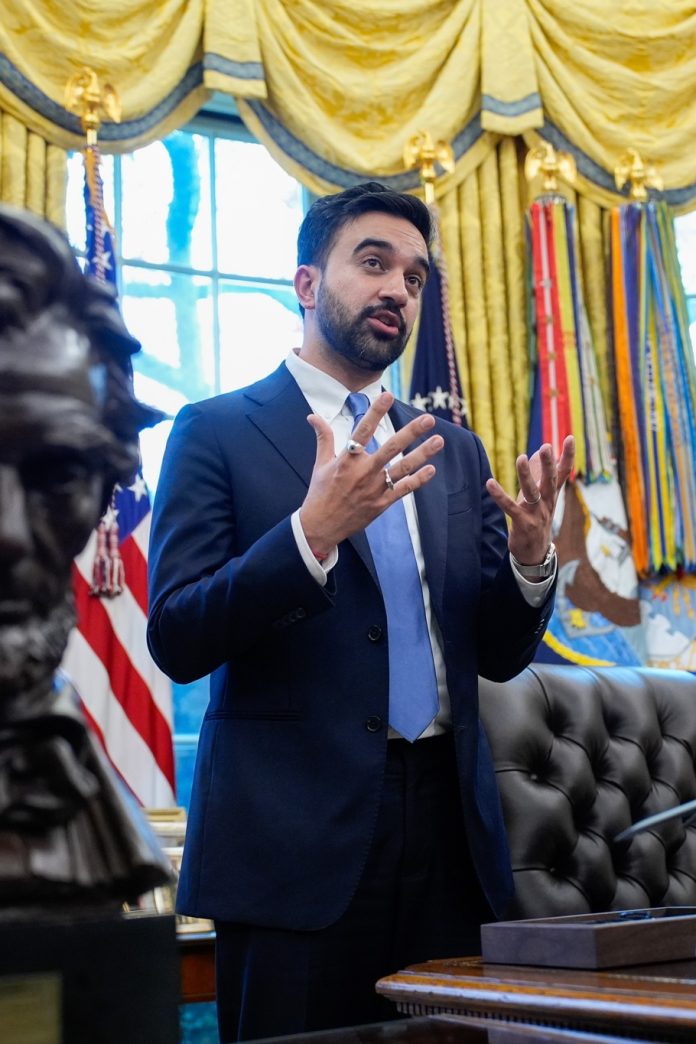 Nueva York debate permitir demandas de migrantes detenidos por colaboración ilegal con ICE