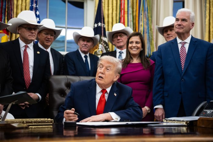 Trump minimiza nuevas fotos con Epstein publicadas por el Congreso: "No son gran cosa"