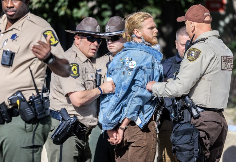 ICE detuvo a 75.000 personas sin historial penal en nueve primeros meses de Gobierno Trump