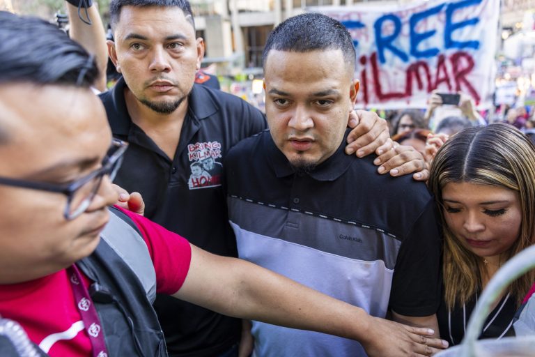 El salvadoreño Kilmar Ábrego García es liberado de un centro migratorio en EE.UU.