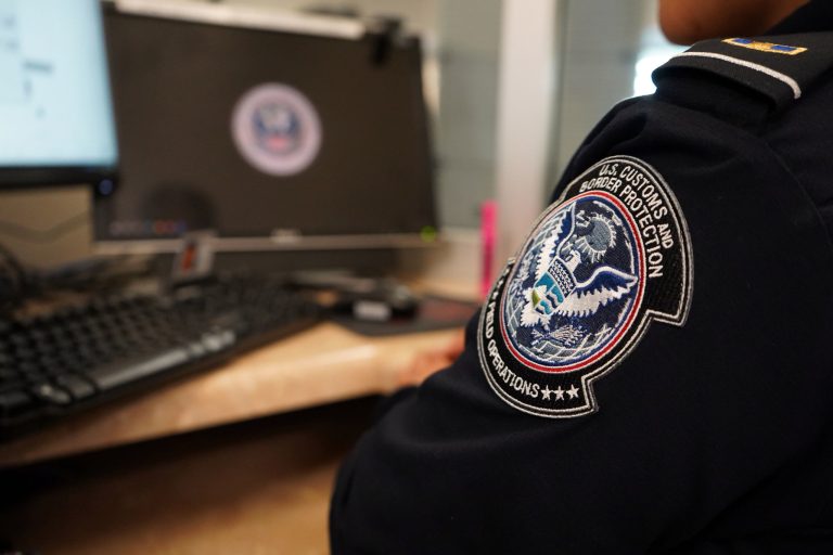 EEUU suspende solicitudes de inmigración de países en la lista de prohibición de viajes